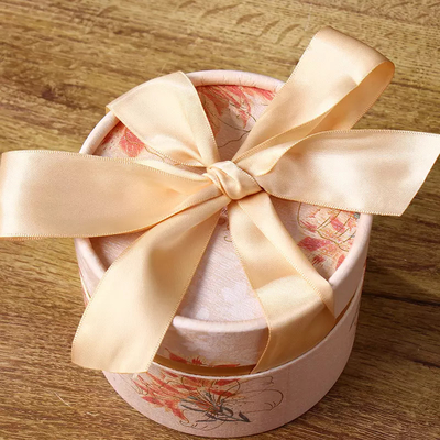 Aangepaste elegante buisdoos met lint Geschenkverpakking Bruiloft snoepverpakkingsbuis